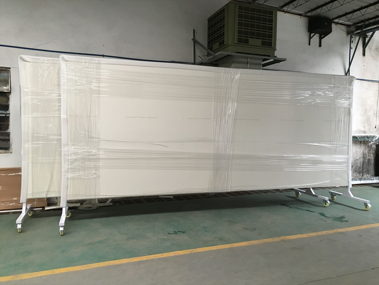 采用日本进口搪瓷面板，双面可用，采用钢管支架，夹层增加龙骨，表面无边框设计，每套板最大使用面积可达20平方