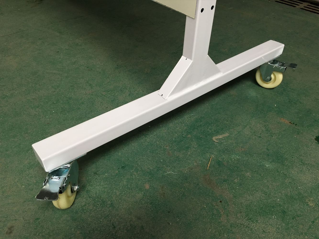 喷涂钢管，搭配万向双刹脚轮